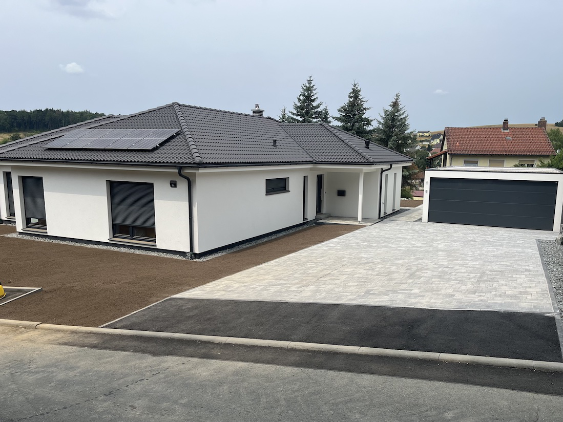 Außenanlage und Einfahrtsbereich in Kupferberg