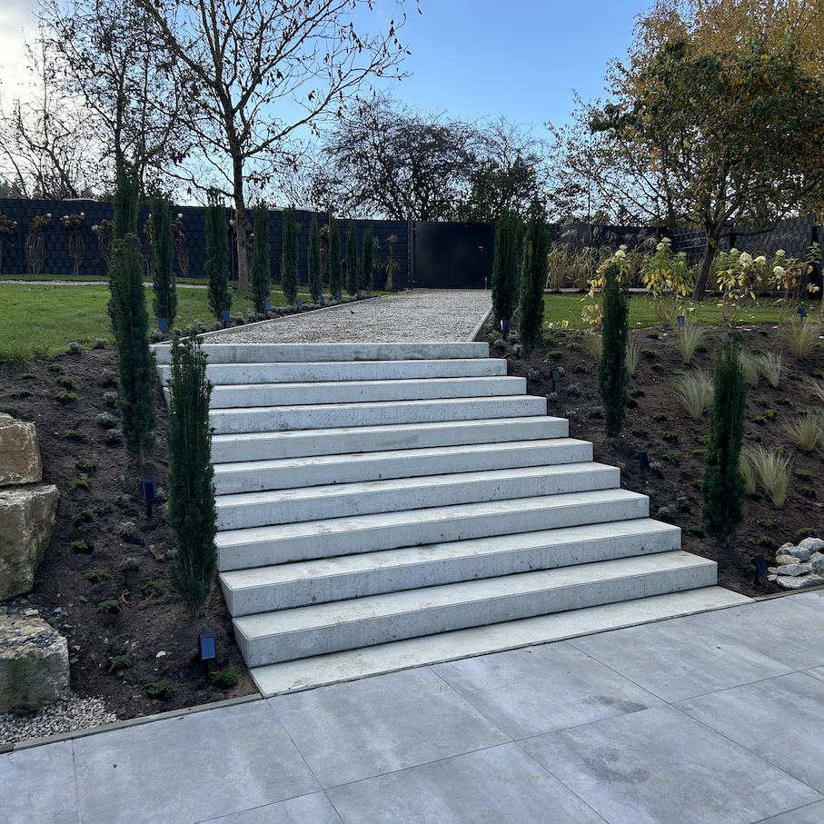 Gartenanlage mit Betontreppe in Untersteinach