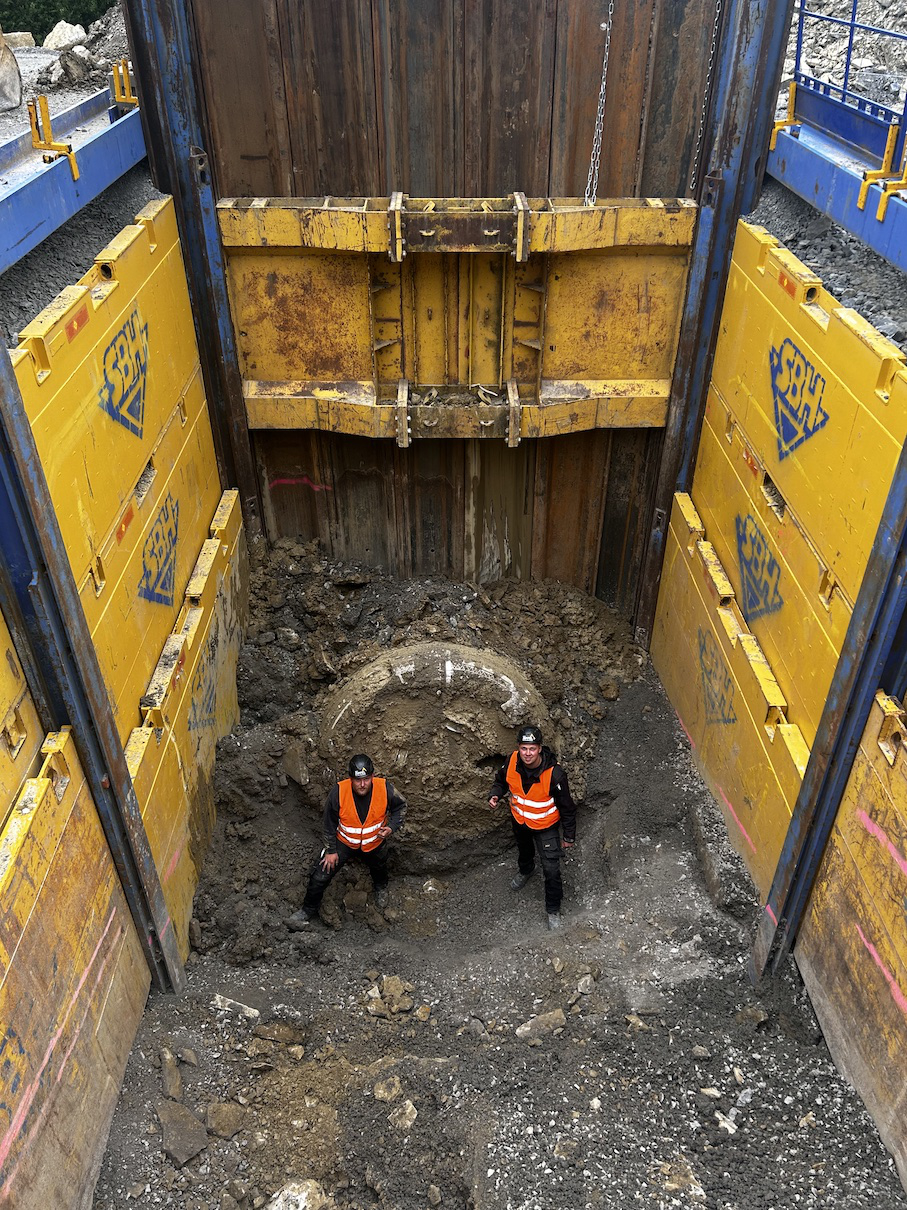 Baugrube mit Gleitschienenverbau für Tunnelbohrung in Heilbronn