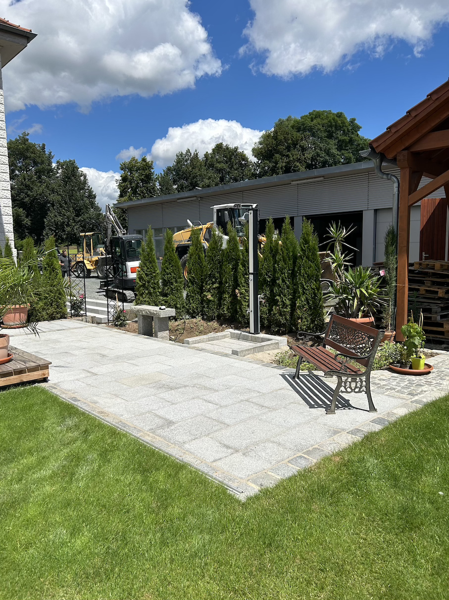 Poolbereich aus Granit mit Gartendusche in Stadtsteinach in Marktleugast