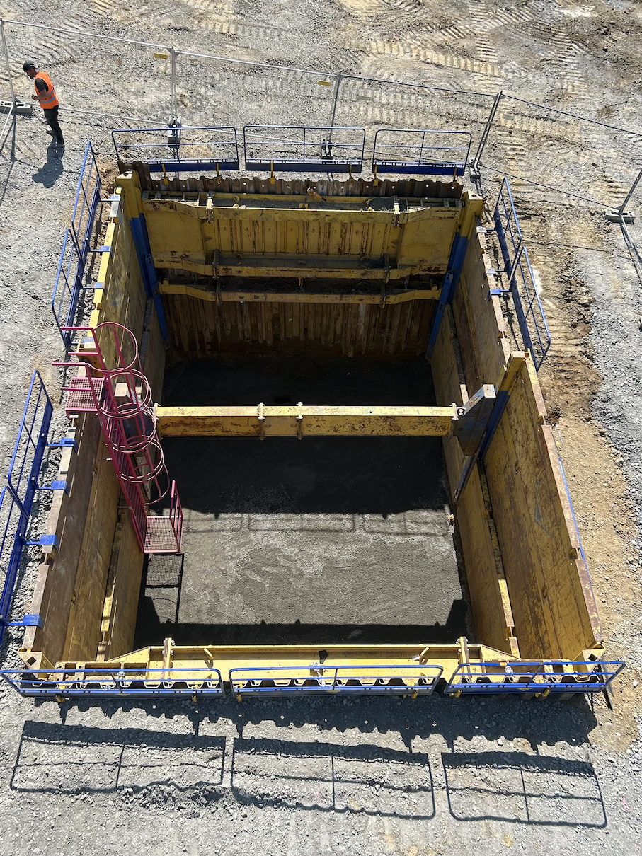 Baugrube mit Gleitschienenverbau für eine Pressung unter der A81 höhe Volkshausen